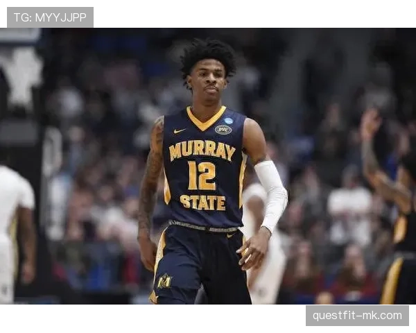 贾·莫兰特头顶奢华发型配破洞牛仔，球场外像极了街头潮人！