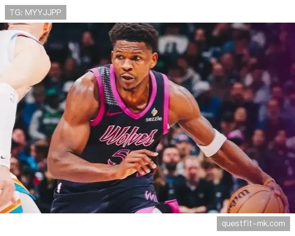 爱德华兹挡拆突破制造错位提速，三分效率明显提升