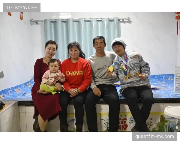 杨昊家的冰箱里塞满蛋白粉，邻居以为他开健身房