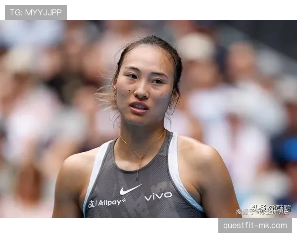 郑钦文赛场冷若冰山，下了飞机居然成了拎着黑卡逛菜市场的姑娘